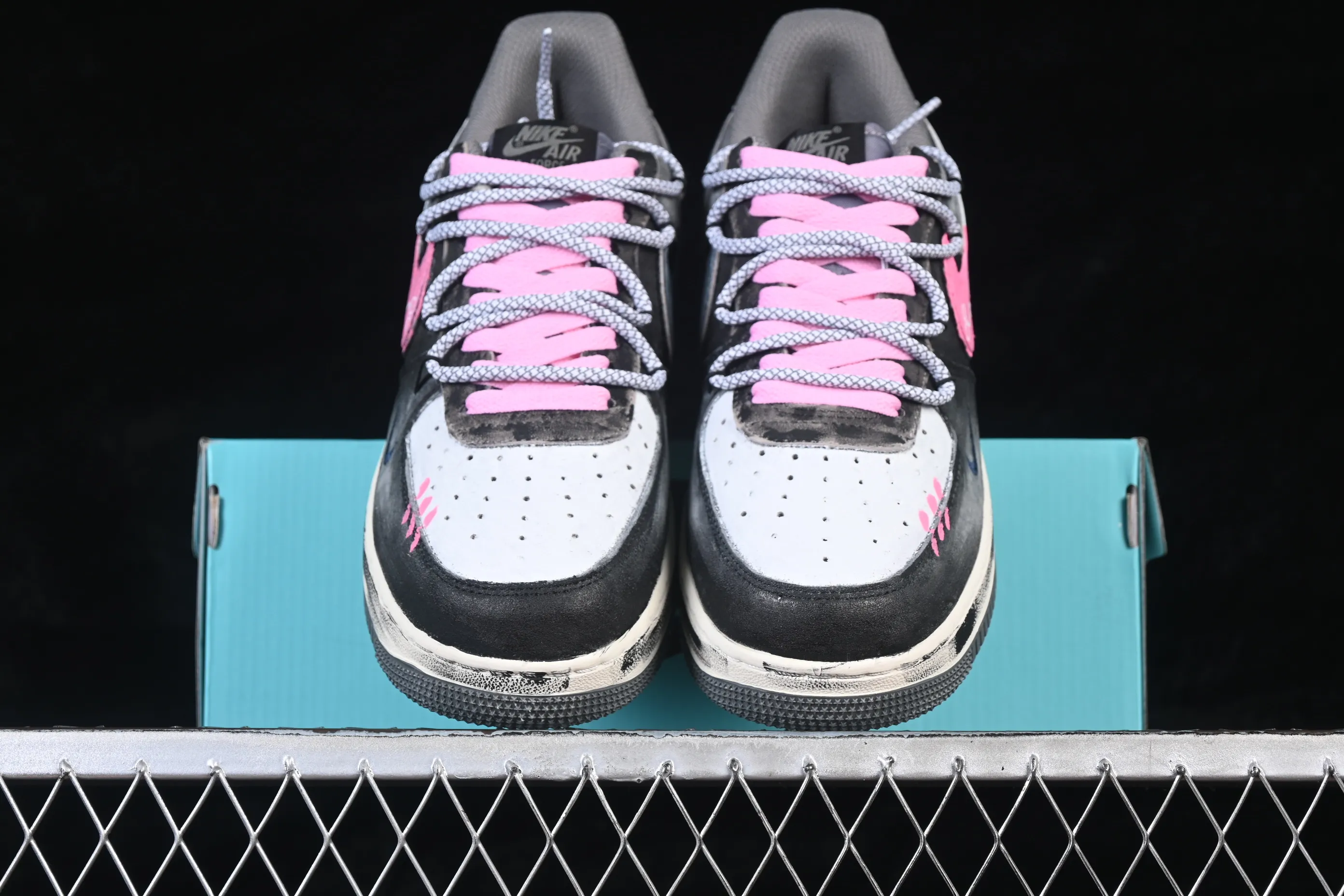 All categories Nk Air Force 1 Air Force series Nk Air Force 1 Low Air Force low top Nike Air Force 1'07 Low "Gray-Pink Lucky Charm" Hand-painted graffiti Gray pink lucky charm Air Force 1 low-top casual sneakers YD2425-880
